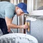 Isolierputz - Handwerker bringt Wärmedämmung an der Fassade an